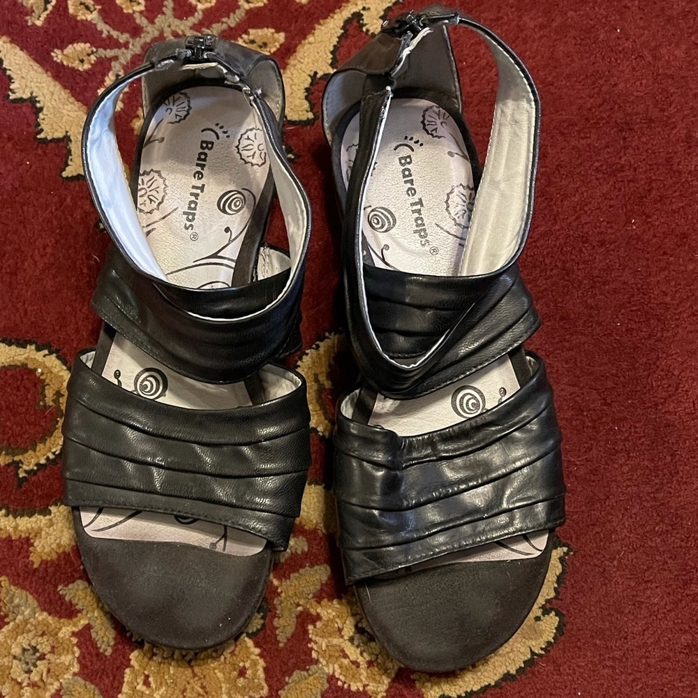 Bare Traps Sz 8M Black Sandals